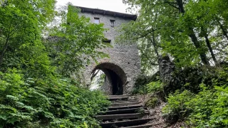 Tenhle slovenský hrad měl i výtah, dnes ale prověří vaši fyzičku. Pod hradem čekají buchty a sysli