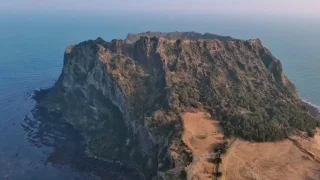 Kdysi tu došlo k obrovskému výbuchu, teď je to koruna ostrova Jeju. Tady Fotr nemohl chybět