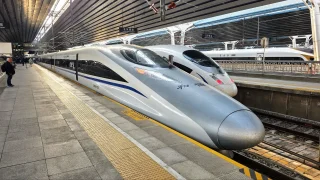 Cesta čínským rychlovlakem rychlostí 350 km/h na vlastní kůži. Na celou soupravu měli jen čtyři piva