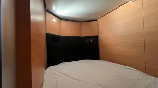 Sleeping pods, spaní v regálu