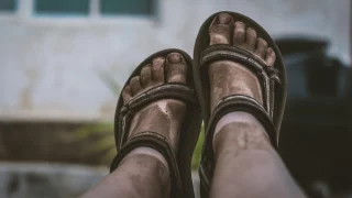 Táto, ty jsi se zul: Je vhodné zout se během letu? A co když někomu smrdí nohy jak uleželé syrečky?
