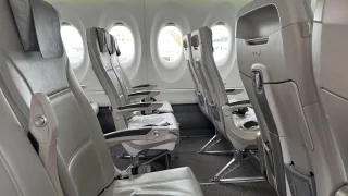 Spousta lidí svým chováním v letadlech hned po přistání otravuje ostatní. Konečně za to hrozí pokuta