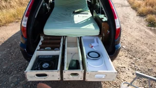 Ze starého kombi obytňák za pár tisíc. Udělali jsme si vlastní vestavbu s kuchyňkou i tekoucí vodou