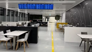 Snídaně za 80 Kč, jogurt za 14 Kč a řízek za dvě stovky. Na letišti je levně, jen o tom nikdo neví