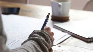 Kdo chce volit do sněmovny ze zahraničí poštou, má nejvyšší čas na registraci. Poradíme, jak na to