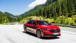 Vodopád zdarma a hrad s utajenou historií. Vydali jsme se na místa prvních úspěchů Škody Motorsport