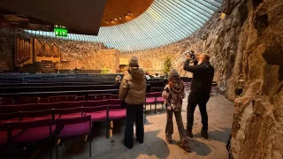 Navštívili jsme kostel, který vypadá jako tajný bunkr. Temppeliaukio Church se tváří, že neexistuje