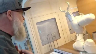 Sci-fi na dálničním odpočívadle. Fotr našel místo, kde kafe místo obsluhy dělá robot