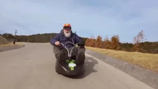 Ani obleva tyhle sáňky nezastaví, právě naopak. Fotr našel atrakci, která je ideálem pro české hory