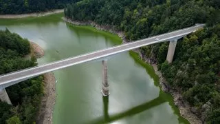 Fotogalerie: Nízká hladina Vltavy odhalila skryté poklady, cesty i bunkr