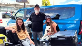 Při odletu do Kanady Fotr nechal auto přímo na letišti. Pohlídají ho tam a ještě ho umyjí