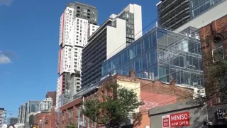 Fotr na tripu 10, Queen Street