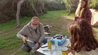 Proč vlastně Pepa cestuje? Fotr na Sardinii oslavil konec roku a při tom zodpověděl i tuhle otázku