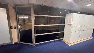 Sleeping pods, spaní v regálu