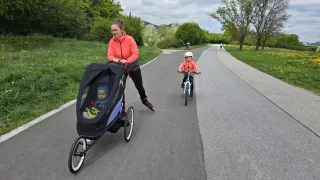 Rakouský ostrov Donauinsel nabídne bruslařům desítky kilometrů tras. Ale i naháče a Araby