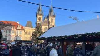 Kvíz: Brno, Praha a další města maskovaná ozdobami. Poznáte podle fotky, kde jsou tyto vánoční trhy?