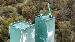 Sociální sítě odrovnala koloběžka odložená 40 metrů vysoko. Praha mezitím sdílené koloběžky zakázala