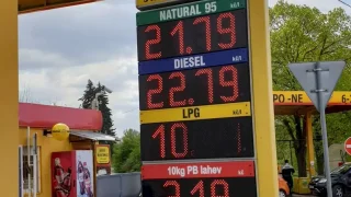 Benzin za 21,8 Kč, nafta za 22,8 Kč. Ano, za takové ceny se v Česku palivo opravdu prodávalo