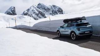 Elektromobilem kolem světa: Aljaška? Skoro. Italské Lago di Braies nabízí úchvatné zimní scenérie