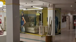 Na Ibize jsme našli pokoj, který je zcela zdarma. Má to ale háček, místo stěn je průhledné sklo