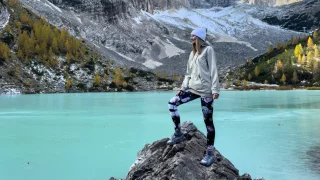 Výšlap k jezeru Lago di Sorapis nabídne okouzlující výhledy. Vhodné boty jsou přímo nutností