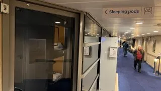 Sleeping pods, spaní v regálu