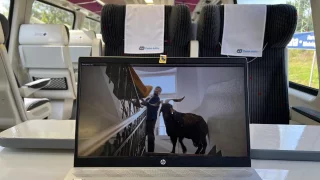 Pokuta 2500 Kč za hlasitý poslech hudby nebo za nohy na sedadle. Evropským drahám došla trpělivost