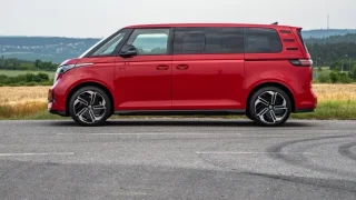 Když nafta za 50 Kč řidiče nezajímá. VW ID. Buzz je čím dál zajímavější alternativou k Multivanu