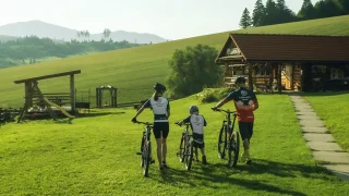 Jedna dovolená, stovky zážitků. Liptov láká na turistiku, koupání a pravou liptovskou bryndzu