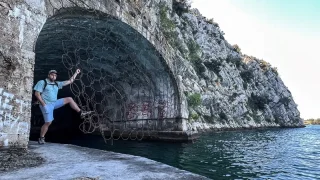 Děsivá tvář Chorvatska. Navštívili jsme mořský tunel Hitlerovy oči u Šibeniku