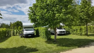 Jen dvacet minut od Prahy je přehlížené místo, kde najdete klid, přírodu i historii. Byli jsme tam