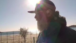 Nocování nemusí být vždy jen v luxusních hotelech, Fotrovi stačí jen malý stan a teplý spacák