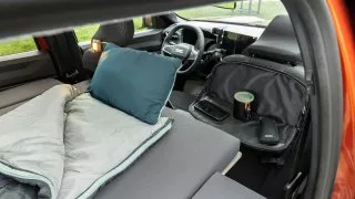 Dacia má další auto, ve kterém můžete přespat. Takhle vypadá spaní v Bigsteru za zhruba 50 tisíc