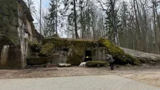 Fotr na tripu 9, Vlčí doupě