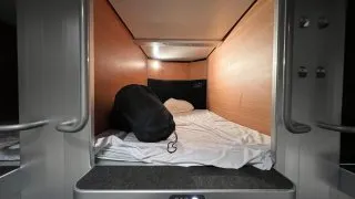 Sleeping pods, spaní v regálu