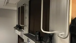 Sleeping pods, spaní v regálu