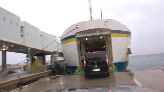 Cestu tam máš zdarma, platíš až cestou zpět. Fotr ukáže, jak funguje trajekt na ostrov Gozo