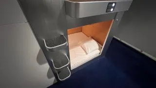 Sleeping pods, spaní v regálu