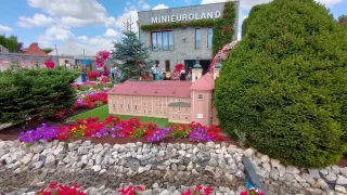 Jen 40 km od hranic najdete sochu Svobody, Eiffelovu věž a tisíce květin k tomu. To je Minieuroland