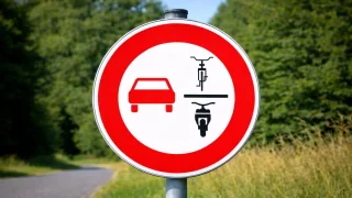 Předjetí cyklisty za 1700 Kč. U našich západních sousedů mají značku, kterou čeští řidiči neznají